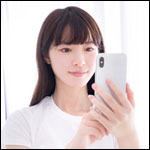 スマホ操作する女性